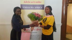 Dr Soares receiving a gift of appreciation from Africa Unite.